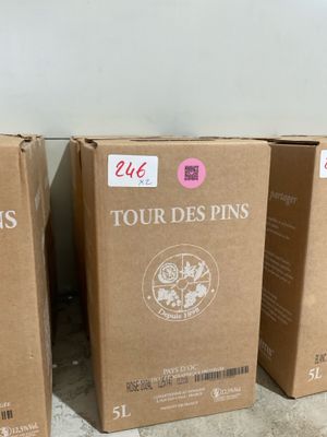 trois cartons de vin posés par terre devant un mur
