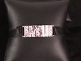 une photo d'une bague sur laquelle figure l'image d'une femme