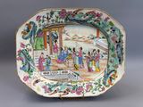 une image représentant une assiette sur laquelle figurent une femme et un homme dans un jardin