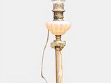 une lampe de table à l'ancienne, dotée d'un abat-jour en verre rose