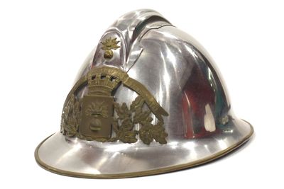 un casque de pompier en argent orné d'un blason