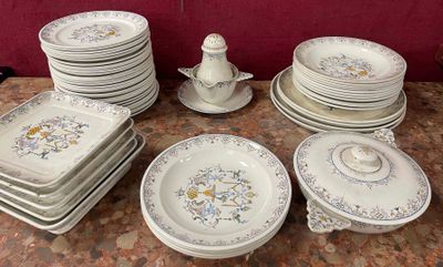 un grand nombre d'assiettes posées sur une table