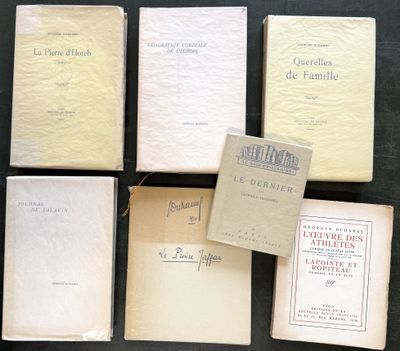 plusieurs vieux livres posés sur une table les uns à côté des autres