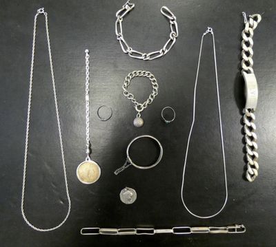 de nombreux bijoux en argent posés sur une table noire