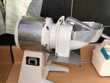 une machine posée sur une table