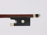 gros plan d'un archet de violon sur fond blanc