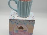 un cupcake en forme de tasse posé sur une boîte