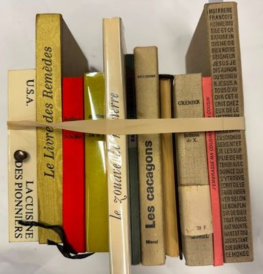 de nombreux livres rangés les uns à côté des autres sur une étagère