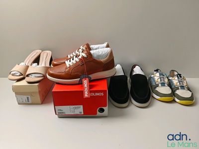 plusieurs paires de chaussures posées sur une boîte, à côté d'une paire de chaussures