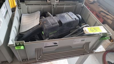 une boîte remplie de matériel électrique posée par terre