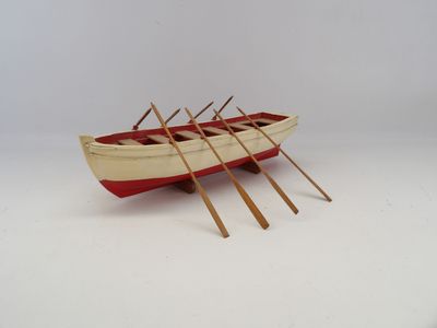 un petit bateau muni de quatre rames