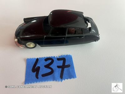 une petite voiture noire sur laquelle figure un numéro