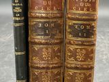 deux vieux livres posés l'un à côté de l'autre sur une table