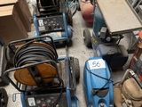 de nombreux types d'outils et d'équipements dans l'atelier