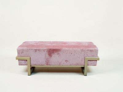 banquette en velours rose avec des pieds en laiton sur fond blanc