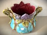 un vase posé sur une table dans la pièce