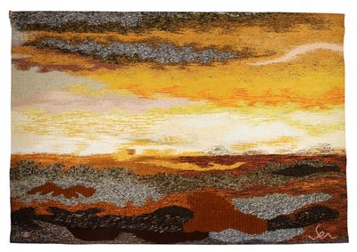 un tapis représentant un coucher de soleil à l'horizon et des nuages dans le ciel