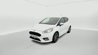 une Ford Fiesta blanche garée dans une pièce blanche