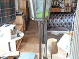 une lampe posée sur une table dans une pièce