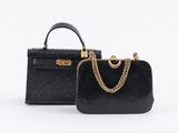 un sac à main noir et un porte-monnaie noir sur fond blanc