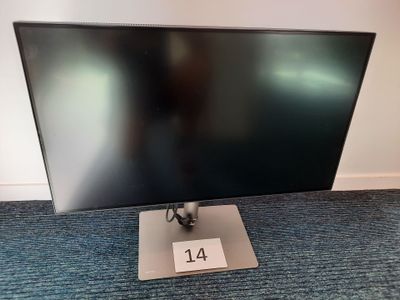 un gros plan d'un téléviseur à écran plat posé sur un tapis bleu