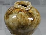 trois vases exposés dans une vitrine