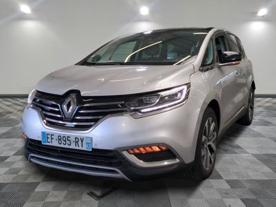 L'avant d'une voiture argentée est garé sur un sol à damier.