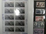une photo d'une photo encadrée représentant une collection de timbres