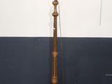 un lampadaire ancien en laiton surmonté d'un abat-jour en verre