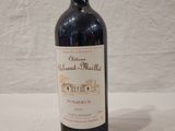 une bouteille de vin posée sur une table
