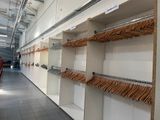 beaucoup de vêtements suspendus aux portants du magasin