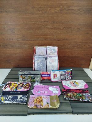 un grand nombre d'objets posés sur une table