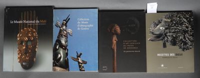quatre livres qui se trouvent sur une étagère dans une pièce