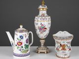 trois pièces de porcelaine sont posées sur une table blanche