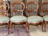 six chaises posées sur un tapis dans une pièce