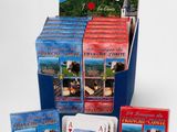 une boîte de cartes à jouer avec l'image d'un château en arrière-plan