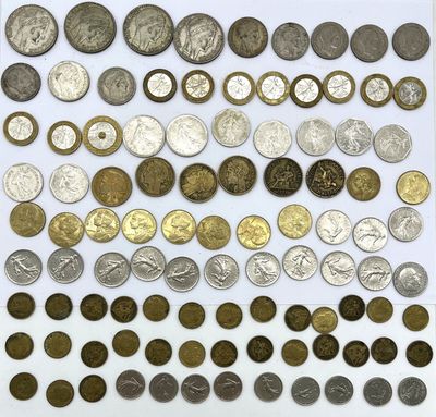 un assortiment de pièces de monnaie variées est présenté sur une surface blanche