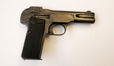 un vieux fusil sur une surface blanche avec un fond blanc