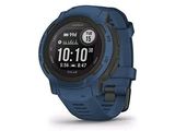 La montre GPS Garmin est conçue pour être portée avec un bracelet bleu
