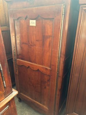 une armoire en bois surmontée d'une horloge