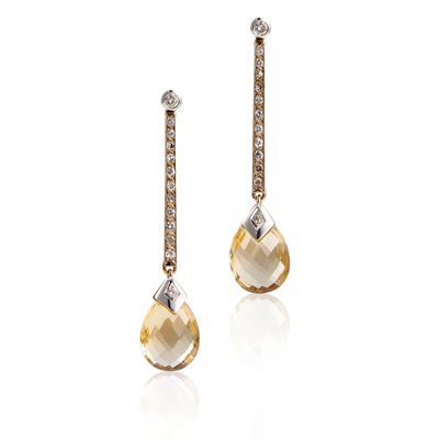 une photo d'une paire de boucles d'oreilles en diamants jaunes et blancs