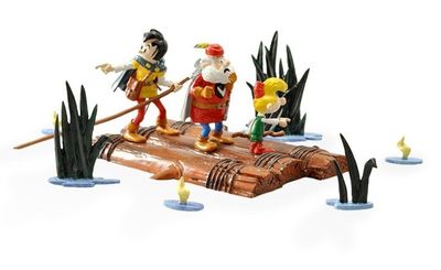 figurines représentant un groupe de personnes assises sur un tronc d'arbre dans l'eau