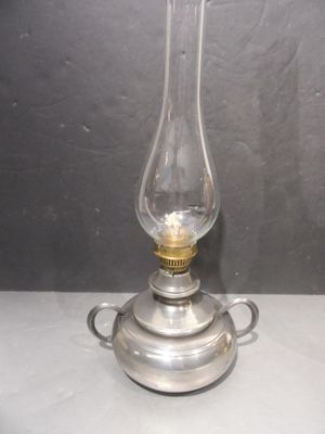 une lampe en verre posée sur une table