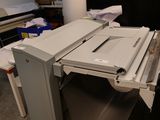 une machine blanche posée sur une table dans une pièce