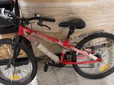 un vélo qui se trouve devant une boîte
