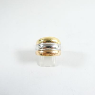 une image représentant une bague en or et en argent posée sur une surface blanche