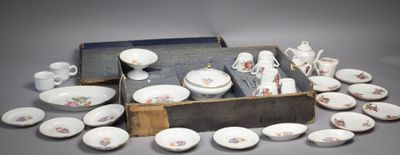 DEUX PARTIES DE DINETTE L'une en porcelaine et l'autre en te…