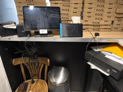 un bureau sur lequel se trouvent un ordinateur portable et un moniteur