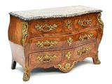 une commode à dessus de marbre sur fond blanc