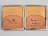 une paire de porte-cartes en cuir avec des initiales gravées dessus